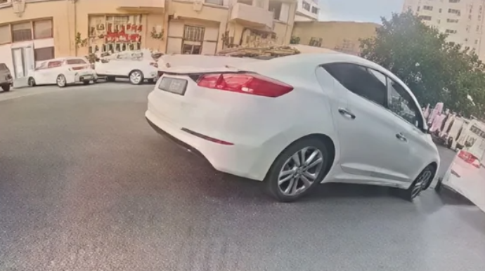 Bakının Bakıxanov qəsəbəsində əks yola çıxan sürücü qəza törətdi - VİDEO 