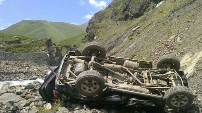 Lerikdə avtomobil dərəyə aşıb, sürücü ağır yaralanıb