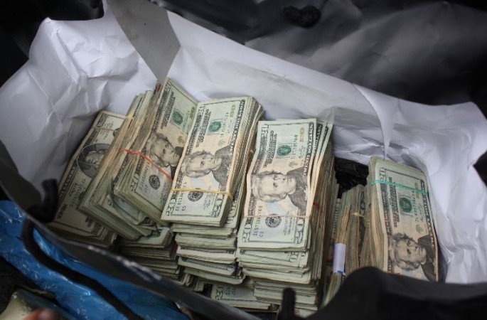 Xaricə qanunsuz yolla 400 milyon dollar göndərən 216 nəfər tutulub