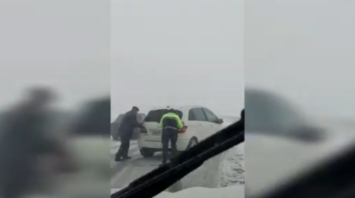 Yol polisi qarlı havada sürücülərə belə kömək etdi - VİDEO
