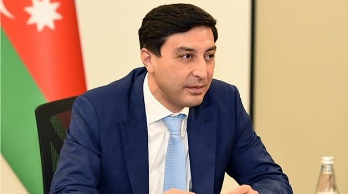 Министр молодежи и спорта Азербайджана добирается до работы пешком   - ВИДЕО
