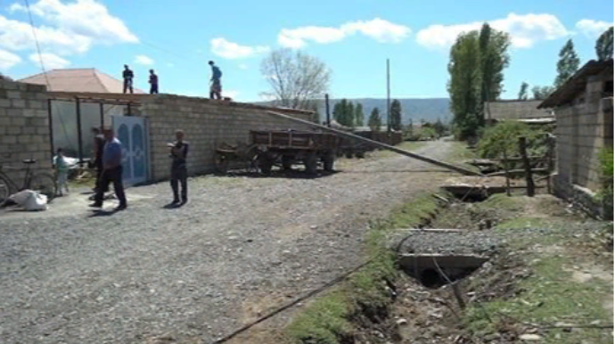 Güclü külək və yağış fəsadlar törətdi: Damlar uçdu, xətlər sıradan çıxdı   - VİDEO