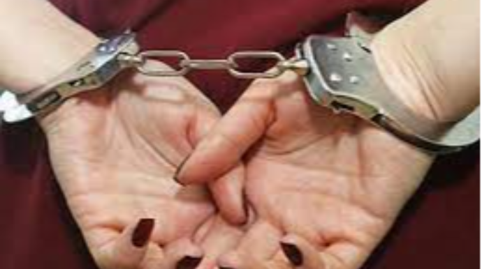 Azərbaycanda qadın üç nəfərlə birləşib öz evini soydu 