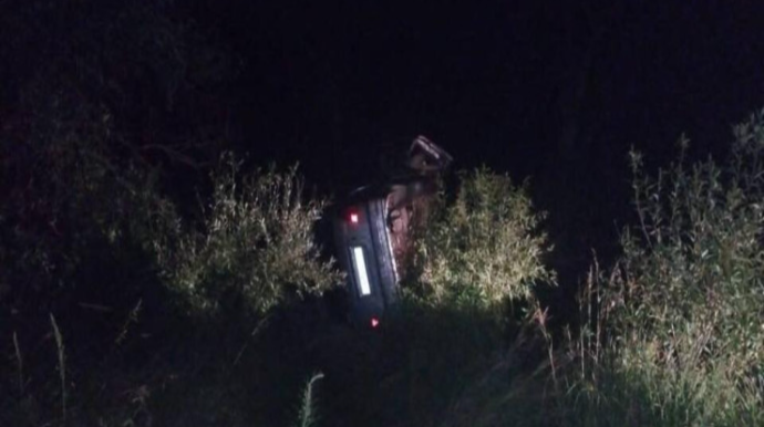 Sərxoş sürücü avtomobili çuxura aşırdı, ölən var 