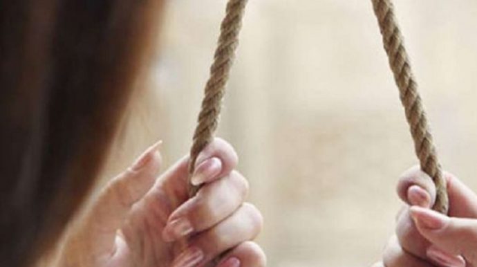 Həyat yoldaşından boşanacaq qadın özünü asdı