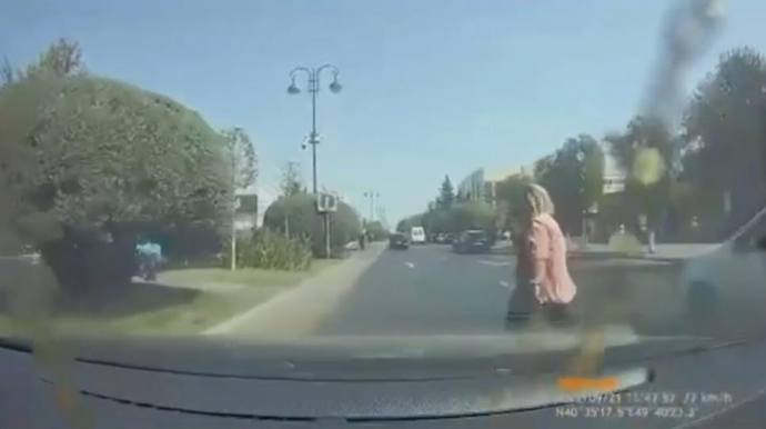 Piyadanın hərəkəti sürücü və sərnişinləri şoka saldı - VİDEO