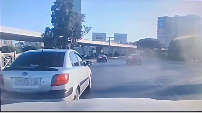 Prospektdə təhlükəli vəziyyət: Sürücü qəzadan güclə xilas oldu    - VİDEO