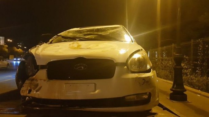 Bakıda idarəetmədən çıxan avtomobil işıq dirəyinə çırpılıb  - VİDEO