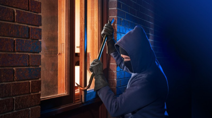 Evdən 9 min manat oğurlandı