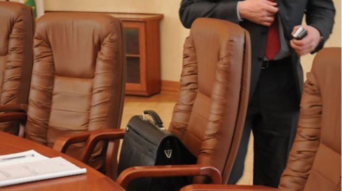 Yüksəkvəzifəli azərbaycanlı məmurların 350 min dolları oğurlanıb