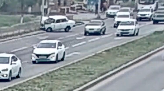 İdarəni buraxan “VAZ-2107” dirəklə salamlaşdı  - VİDEO