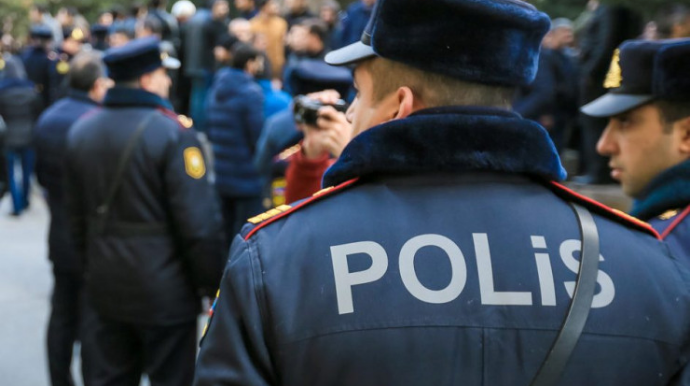 Nazirliyin qarşısında aksiyaya cəhd: polis müdaxilə etdi 
