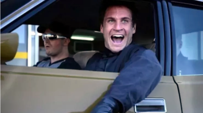 Aktyor oğru rolunu elə yaxşı oynadı ki... qonşular polis çağırdı