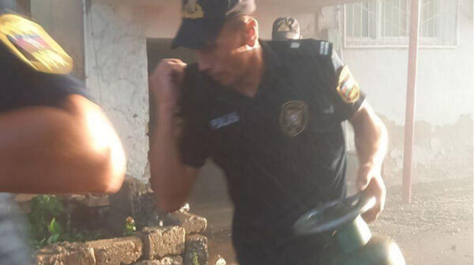 Yanğın zamanı 2 yanğınsöndürən və 2 polis əməkdaşı yaralanıb  - FOTO