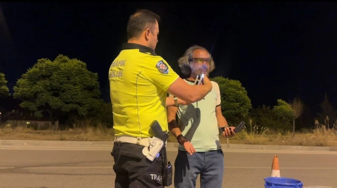 Polisə salam verməyə dayandı; sərxoş olduğu ortaya çıxdı - FOTO 