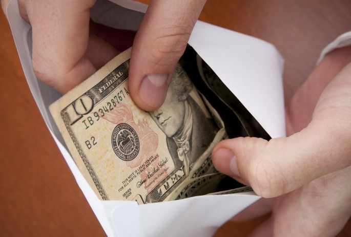 Banka saxta dollar satmaq istəyən çinlilərə hökm oxunub