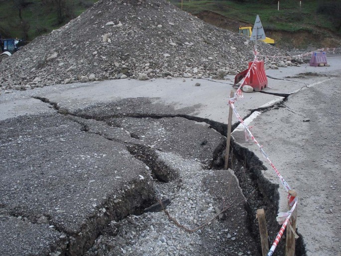 Siyəzəndə yolun bir hissəsi dağılıb