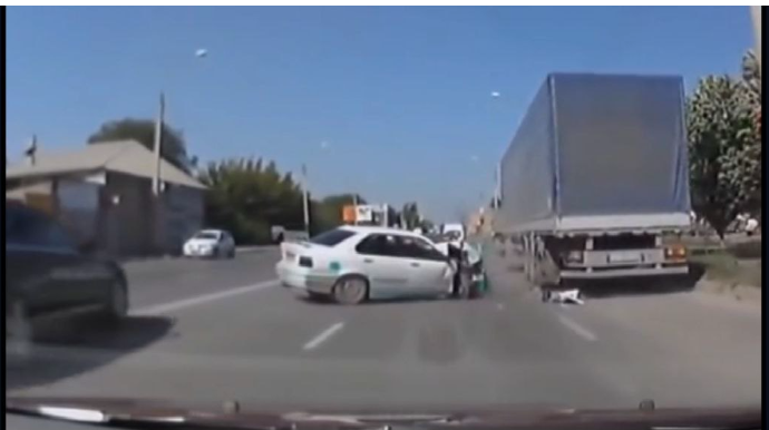 Qaydaları pozan "BMW" ağır qəza törətdi - Sağdan ötmə buna görə qadağandır  - VİDEO