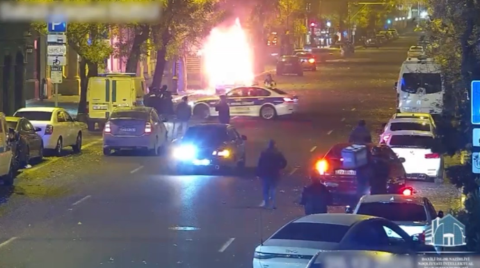 В Сабаильском районе вспыхнул пожар в автомобиле - ВИДЕО