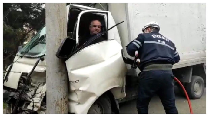 Bakıda avtomobildə sıxılmış vəziyyətdə qalan sürücü xilas olunub  - VİDEO