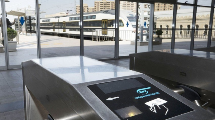 Bakı-Sumqayıt qatarına minənlərin təmassız ödənişləri 2 dəfədən çox artıb 