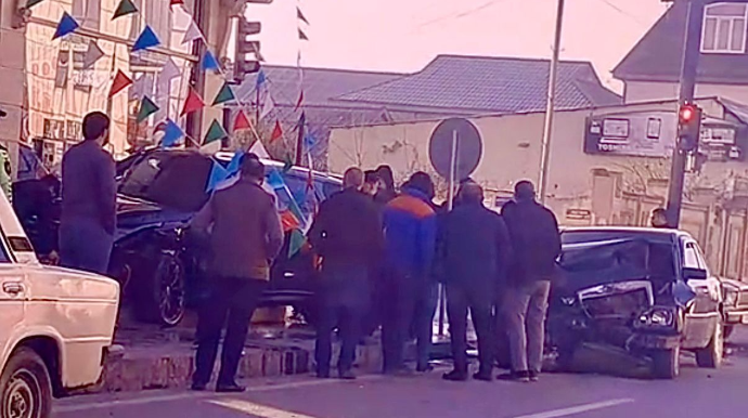 “Mercedes”lə toqquşan “Changan” obyektin qarşısındakı səkiyə çıxdı - VİDEO