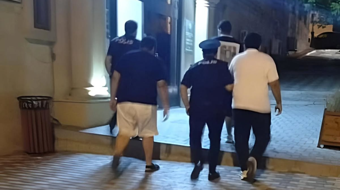 Şəhidini uca tutan Azərbaycan polisi və ya ədəbsizlik edən ərəblər necə tutuldu?