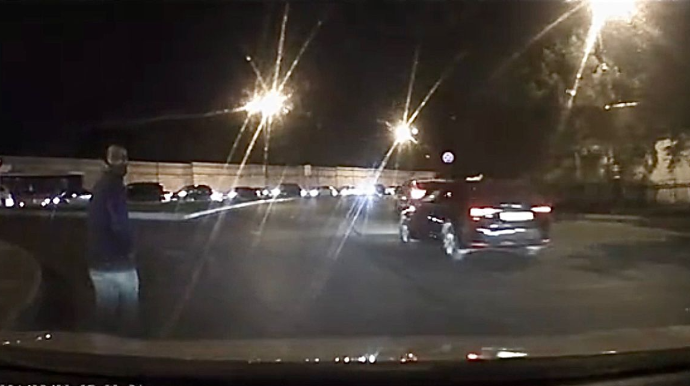 Əlləri cibində maşın yolunu parka çevirən piyada təhlükə saçdı   - VİDEO