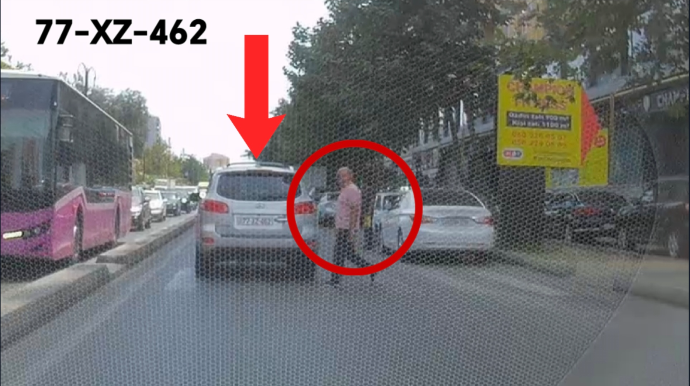 Xırdalanda işlər tərsinə gedir: Piyada maşına yol verir - VİDEO  