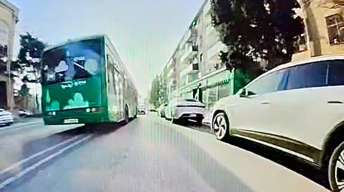 Qoşa xətti saymayan avtobus sürücüsü əks yola keçdi - 77-JS-486   - VİDEO