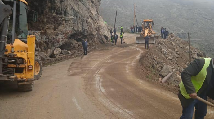 Kəlbəcərdə eskavatorun üzərinə qaya parçası düşdü: Ölən var - RƏSMİ  - VİDEO