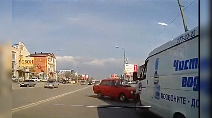 Avtomobili nasaz halda idarə edən sürücü qəza törətdi  - VİDEO