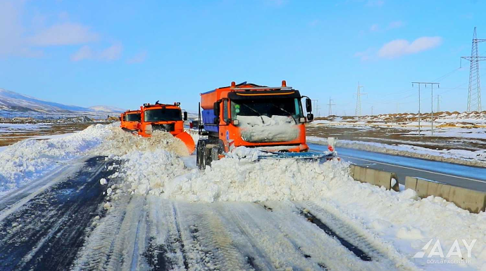 Güclü küləyin təsirindən magistral yolda yaranan problem aradan qaldırılıb  - FOTO - VİDEO