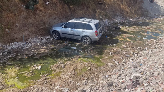 Uşaqlar avtomobilə minib əl əyləcini buraxdı, maşın dərəyə düşdü - VİDEO 