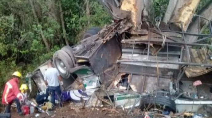 Avtobus yük maşını ilə toqquşdu, 15 nəfər öldü 