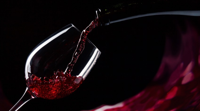 Şərab içmək kataraktanın inkişaf riskini azaldır