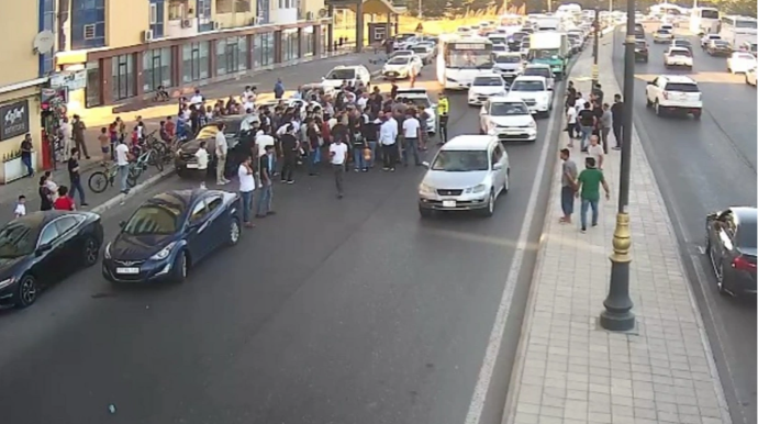 В Баку автомобиль сбил пешехода: на дороге образовался затор - ФОТО