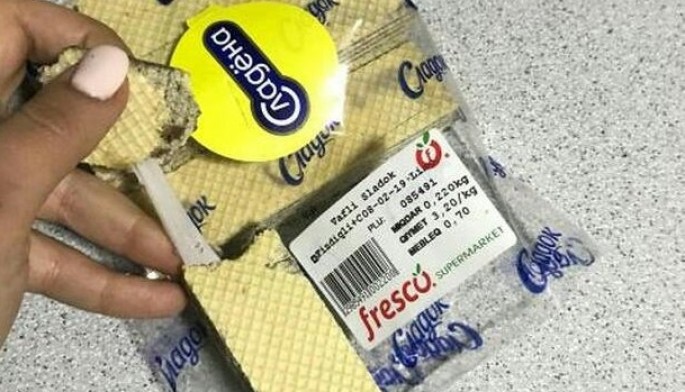 “Fresco”dan alınan vaflidən rezin əlcək çıxdı - FOTO - VİDEO