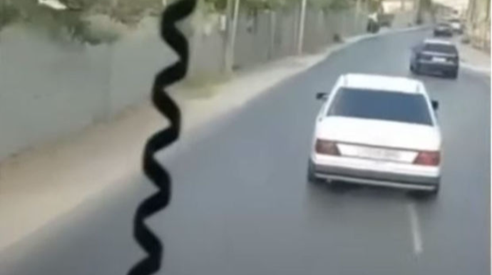 Yanğınsöndürən maşının açdığı yolla hərəkət edən sürücü cərimələndi   - VİDEO