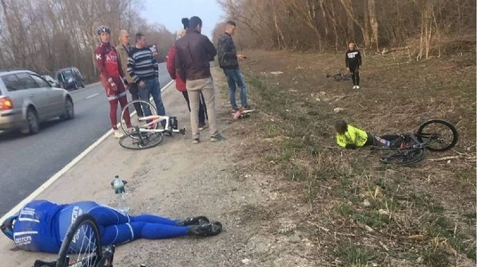 Avtomobil velosipedçiləri vurub, 5 ölü, 4 yaralı var