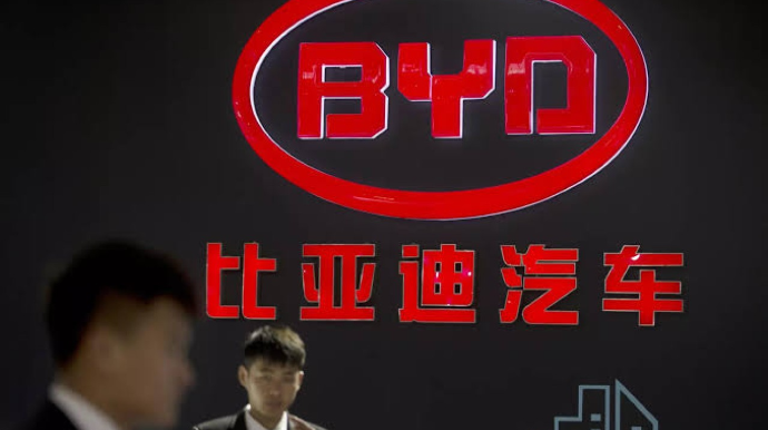 Keçmiş nazir BYD şirkətindən iş təklifi aldı - FOTO