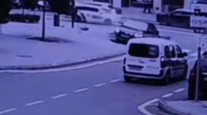 Ağ şəhərdə avtomobil yol kənarındakı dirəyə çırpıldı - VİDEO