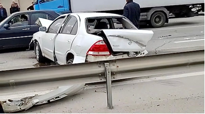 İdarəetmədən çıxan “Nissan” dəmir arakəsməyə çırpıldı    - VİDEO