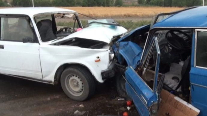 Füzulidə iki maşın toqquşdu: xəsarət alan var  - FOTO