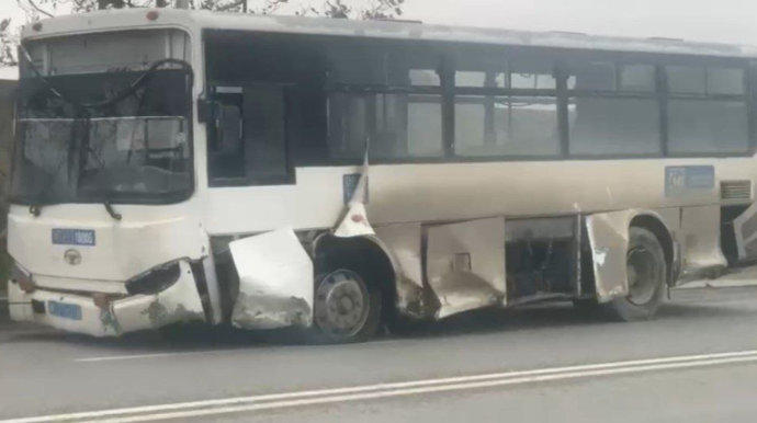 Bakıda qəzalı avtobus peyda oldu: Təkəri yararsız halda...  - VİDEO