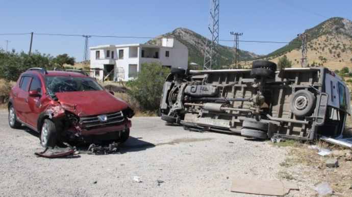 Avtomobil sərnişin düşürən mikroavtobusu aşırdı;  3-ü ağır, 13 yaralı - FOTO 