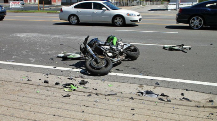 İdarəetmədən çıxan motosiklet aşdı - Yaralanan var 