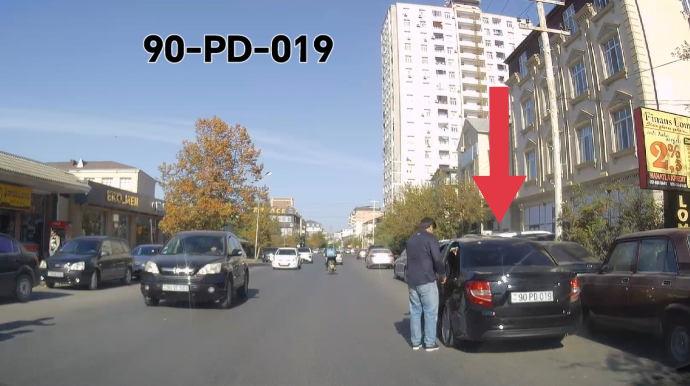 Sürücü ikinci cərgədə dayanıb yolu kəsdi, sərnişin isə qapını açıb təhlükə yaratdı - VİDEO