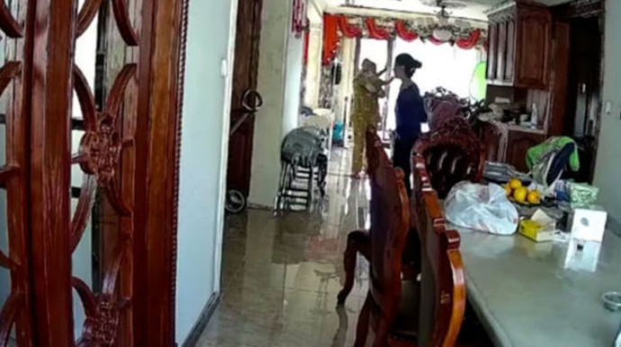 Nənənin çevik reaksiyası körpənin ağır xəsarət almasının qarşısını aldı - VİDEO 