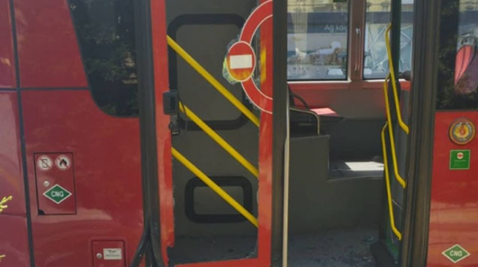 Bu dəfə “Prius”  avtobusla toqquşdu  - FOTO